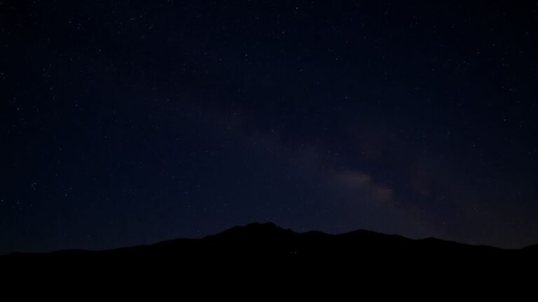 Sternenhimmel über Berglandschaft mit Sternen und Milchstraße