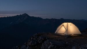 Mehr über den Artikel erfahren Übernachten unter freiem Himmel: Biwakieren in den Schweizer Bergen